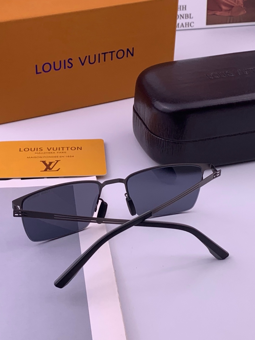 ♦️LV  新款男女情侣款太阳镜多边形墨镜iP电镀永不褪色 超轻超有弹性整幅眼镜无螺丝重要的是压不坏 高