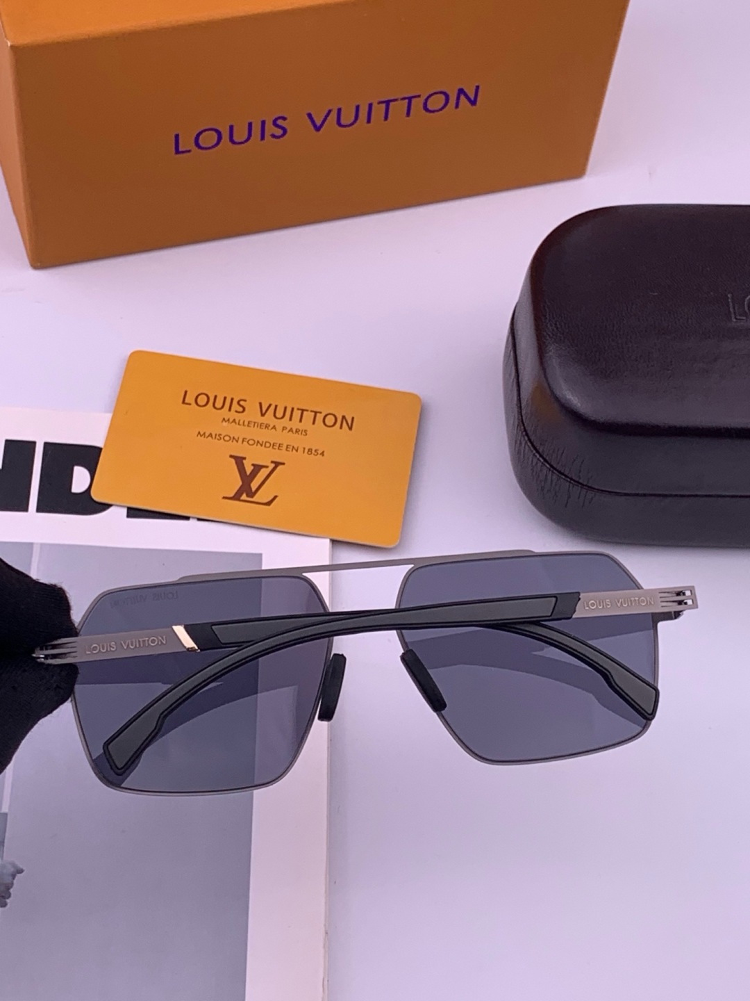 ♦️LV  新款男女情侣款太阳镜多边形墨镜iP电镀永不褪色 超轻超有弹性整幅眼镜无螺丝重要的是压不坏 高