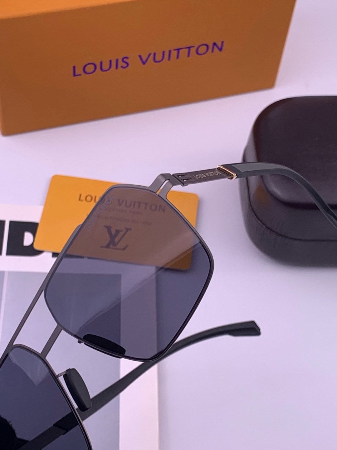 ♦️LV  新款男女情侣款太阳镜多边形墨镜iP电镀永不褪色 超轻超有弹性整幅眼镜无螺丝重要的是压不坏 高