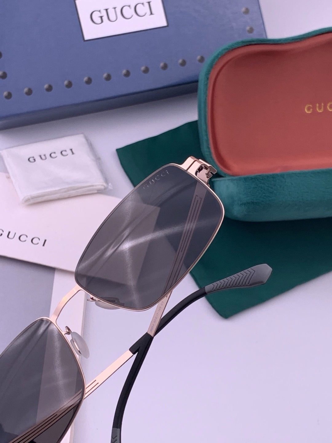 GUCCI 男款炫彩飞行员偏光太阳镜 ❤️材质：高清尼龙加厚卡槽高清偏光镜片 🌹无边框镜架💕颜👍型号：G
