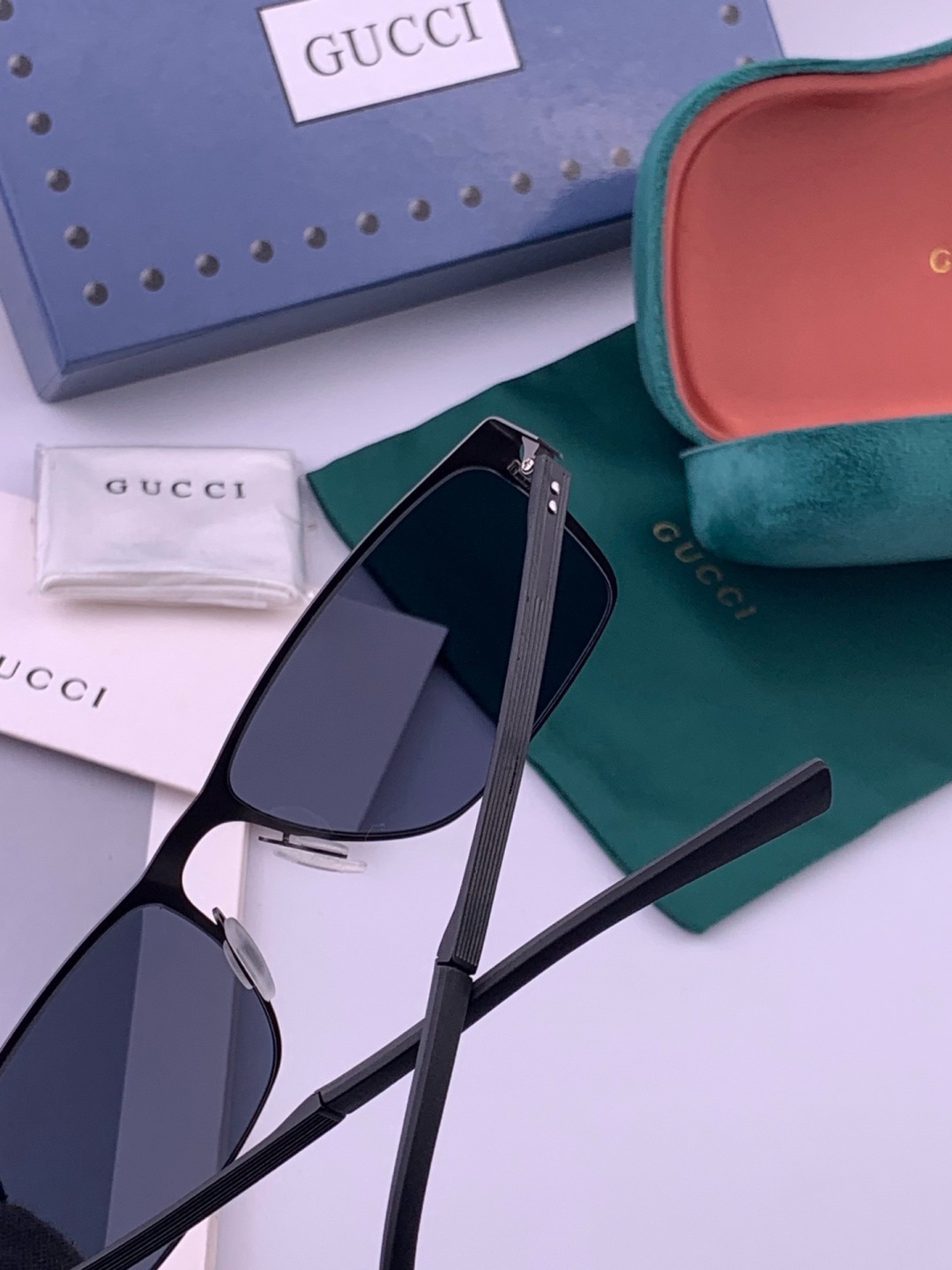 GUCCI 男款炫彩飞行员偏光太阳镜 ❤️材质：高清尼龙加厚卡槽高清偏光镜片 🌹无边框镜架💕颜👍型号：G
