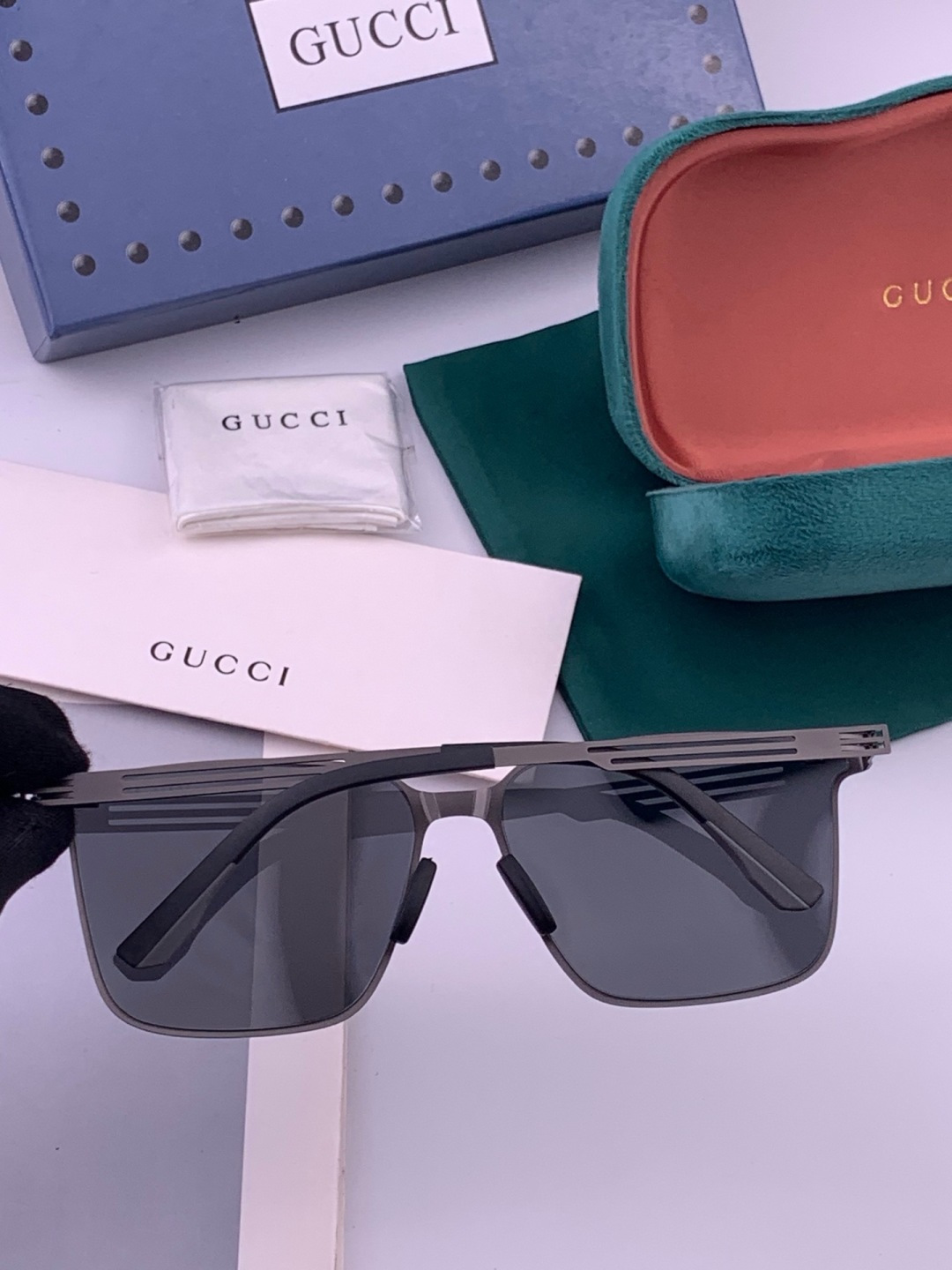 GUCCI 男款炫彩飞行员偏光太阳镜 ❤️材质：高清尼龙加厚卡槽高清偏光镜片 🌹无边框镜架💕颜👍型号：G
