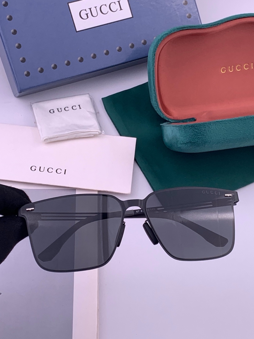 GUCCI 男款炫彩飞行员偏光太阳镜 ❤️材质：高清尼龙加厚卡槽高清偏光镜片 🌹无边框镜架💕颜👍型号：G