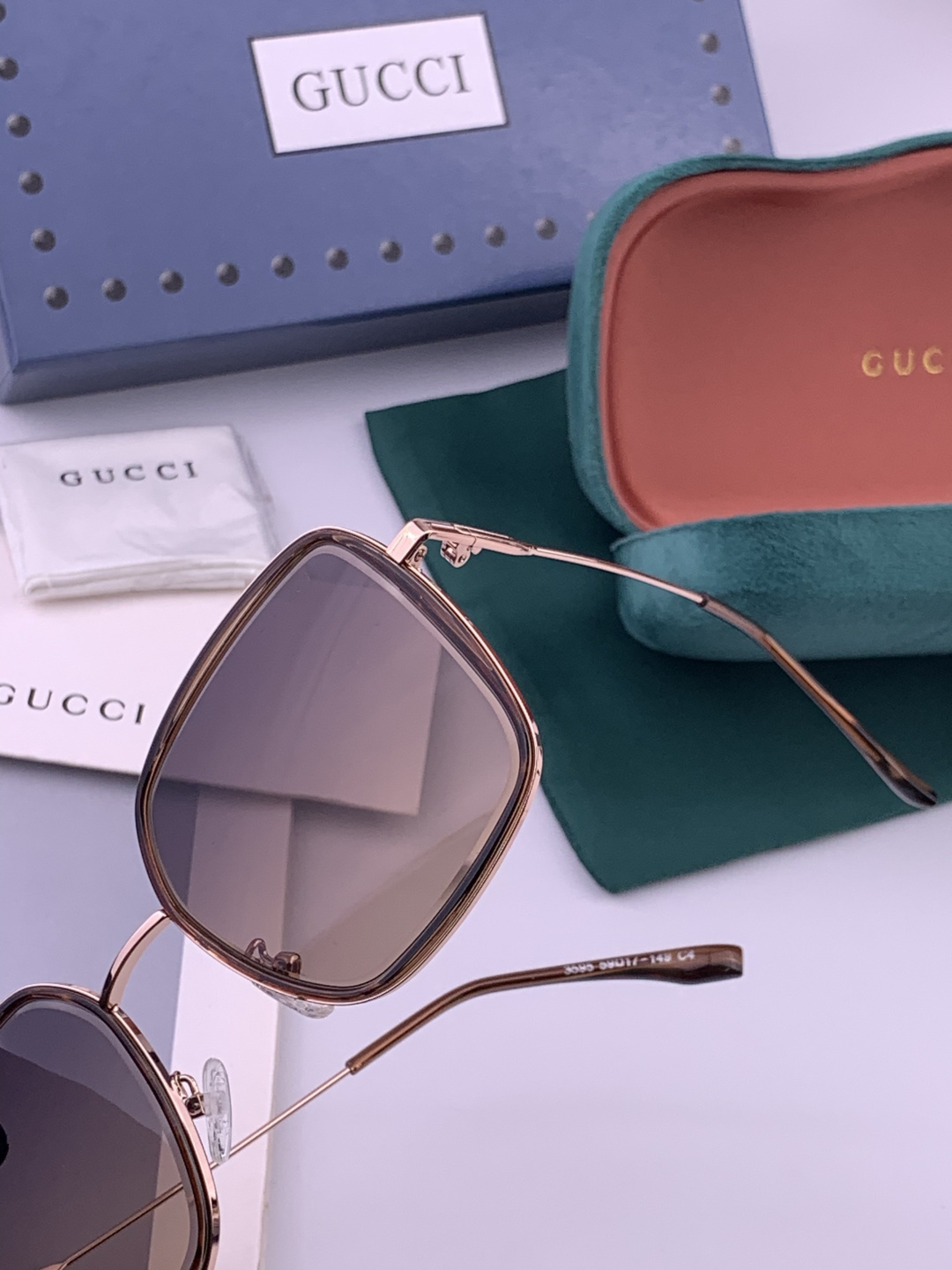 GUCCI 开春新款太阳镜 各路网红纷纷带起气场满分‼️ 俏皮甜美.上脸效果更佳.金属质感超好 型号：G