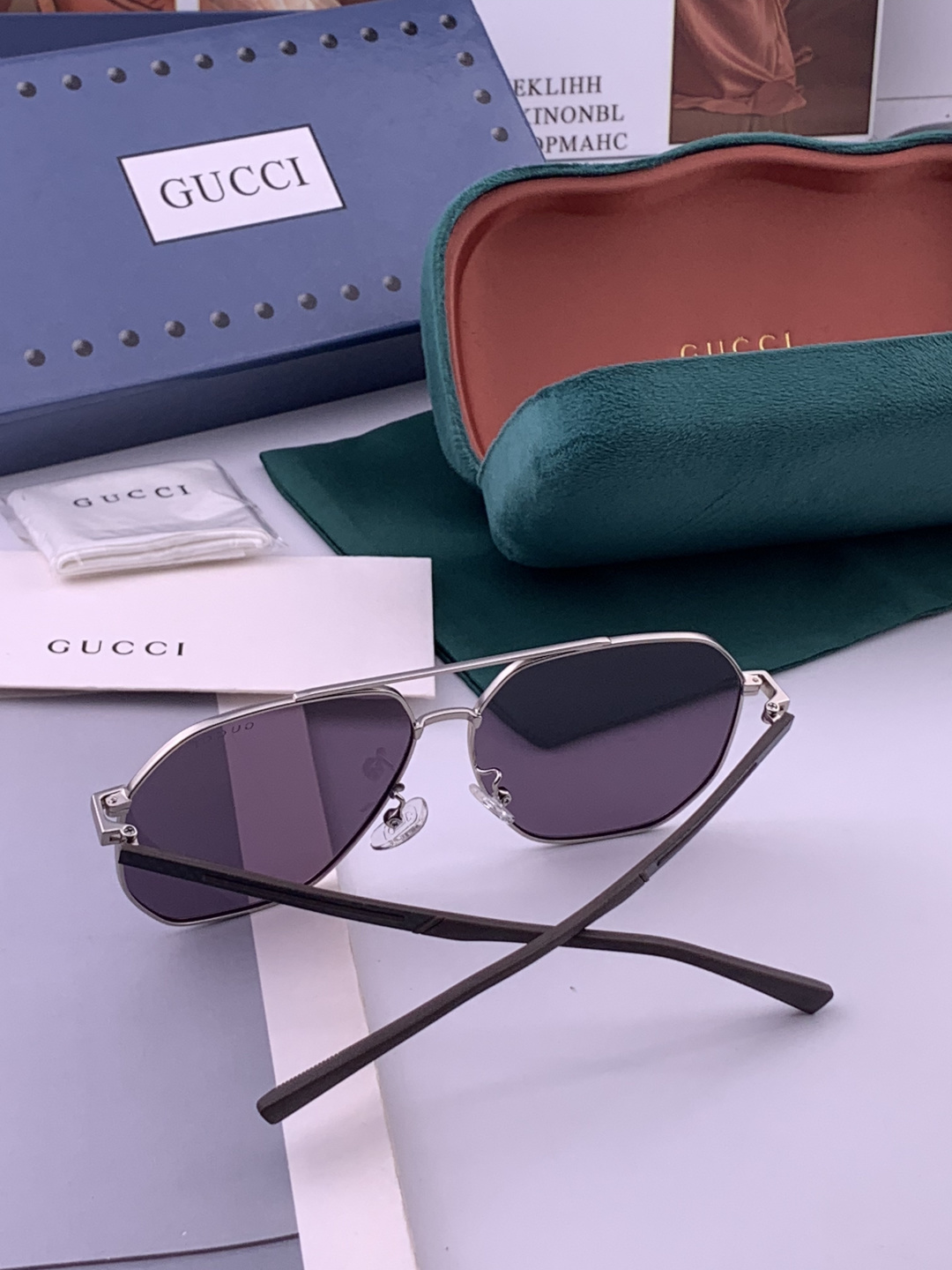 Gucci 。  高品质男女款墨镜   👍 进口宝丽来偏光镜片  。蛤蟆镜 开车钓鱼都可 。百搭显瘦墨镜