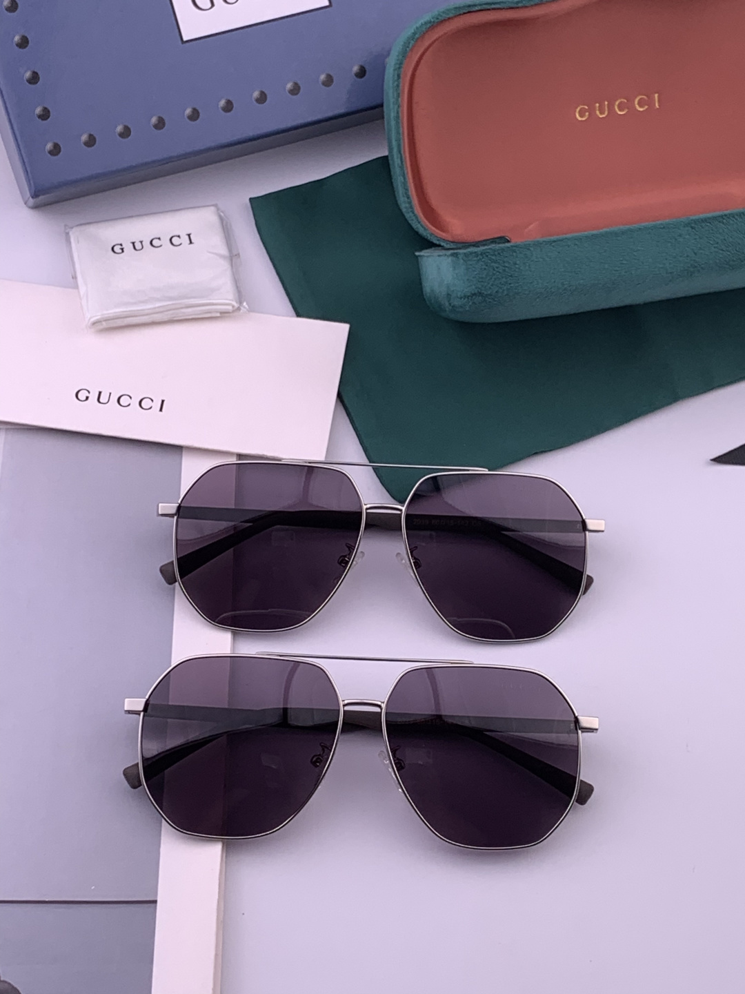 Gucci 。  高品质男女款墨镜   👍 进口宝丽来偏光镜片  。蛤蟆镜 开车钓鱼都可 。百搭显瘦墨镜