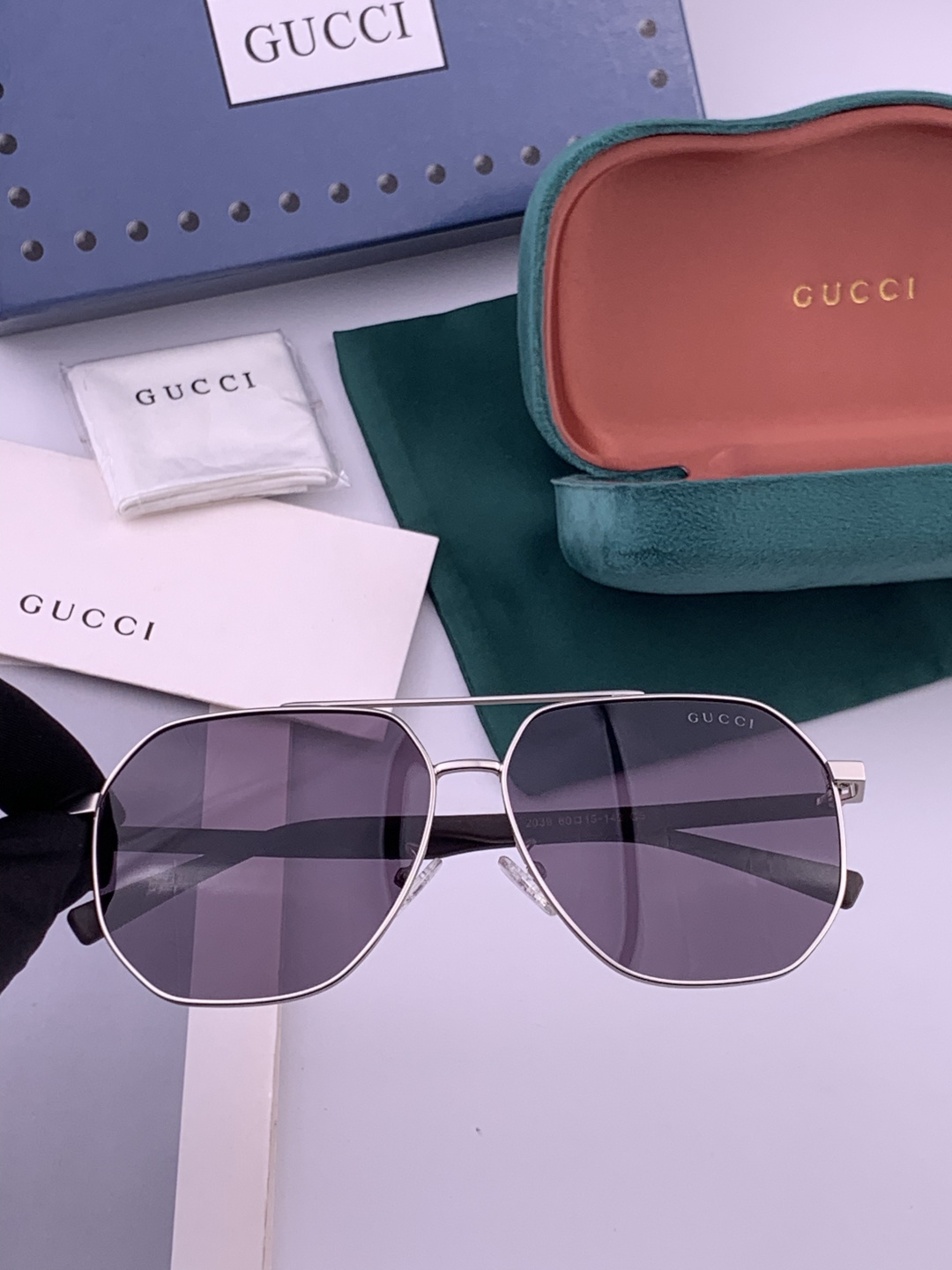 Gucci 。  高品质男女款墨镜   👍 进口宝丽来偏光镜片  。蛤蟆镜 开车钓鱼都可 。百搭显瘦墨镜