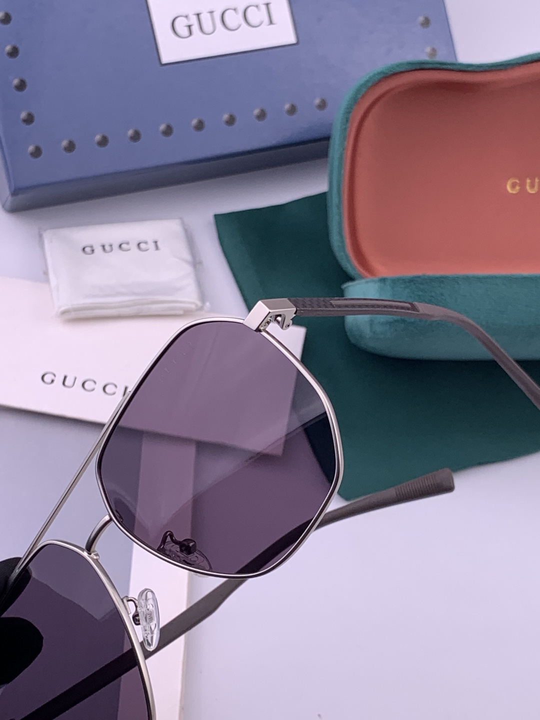 Gucci 。  高品质男女款墨镜   👍 进口宝丽来偏光镜片  。蛤蟆镜 开车钓鱼都可 。百搭显瘦墨镜