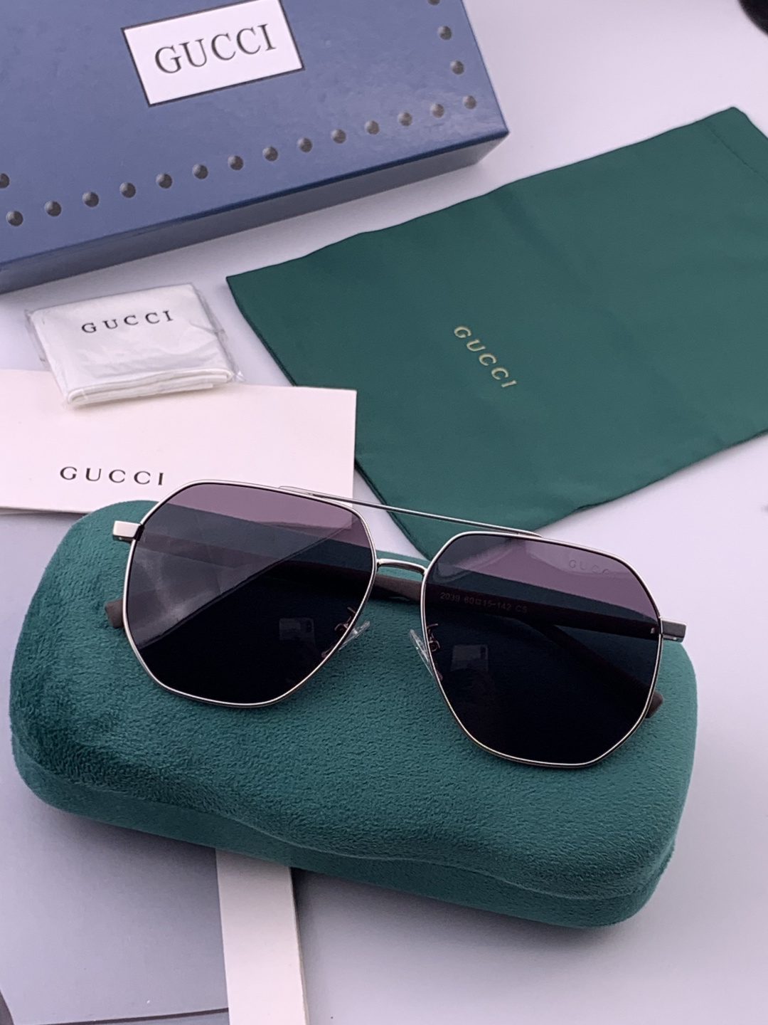 Gucci 。  高品质男女款墨镜   👍 进口宝丽来偏光镜片  。蛤蟆镜 开车钓鱼都可 。百搭显瘦墨镜