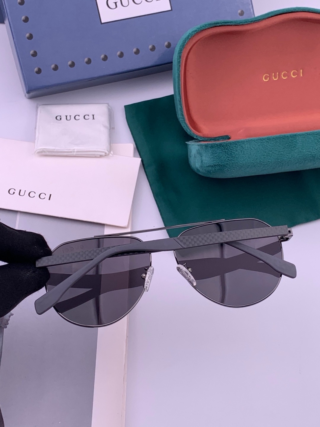 Gucci 。  高品质男女款墨镜   👍 进口宝丽来偏光镜片  。蛤蟆镜 开车钓鱼都可 。百搭显瘦墨镜