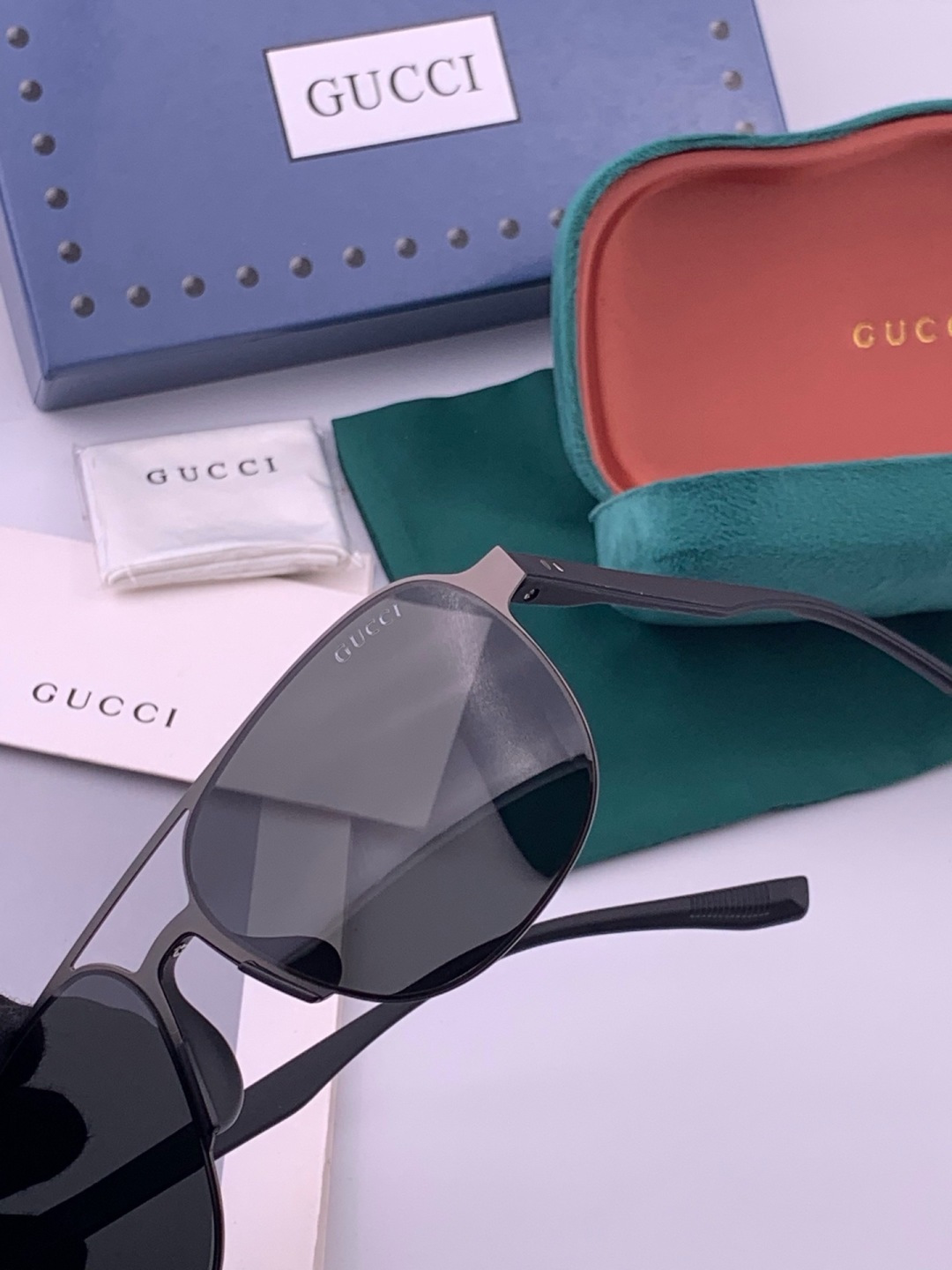 GUCCI 男款炫彩飞行员偏光太阳镜 ❤️材质：高清尼龙加厚卡槽高清偏光镜片 🌹无边框镜架💕颜👍型号：G