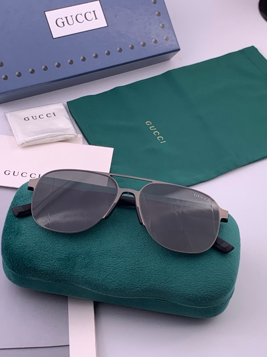 GUCCI 男款炫彩飞行员偏光太阳镜 ❤️材质：高清尼龙加厚卡槽高清偏光镜片 🌹无边框镜架💕颜👍型号：G