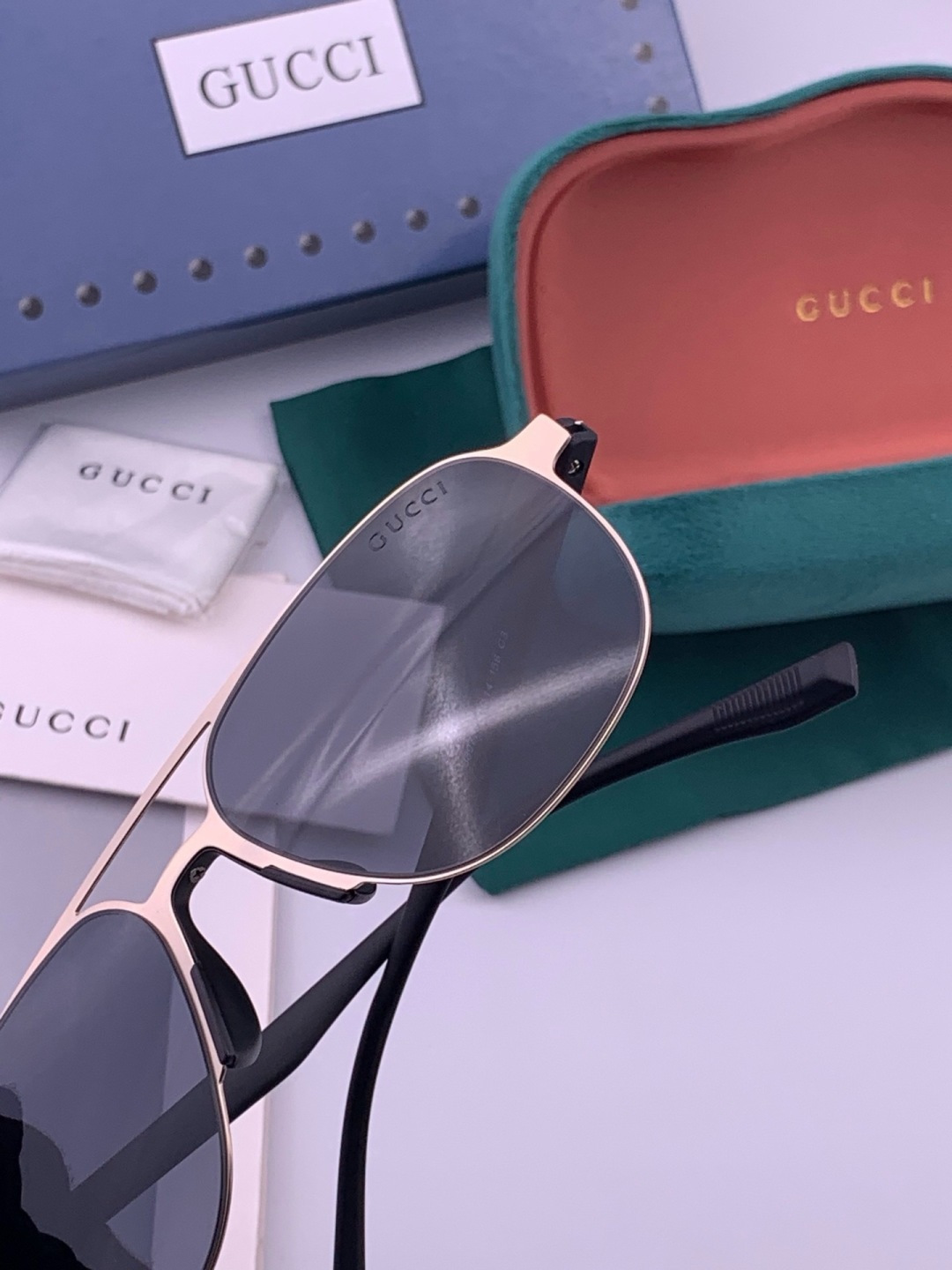 GUCCI 男款炫彩飞行员偏光太阳镜 ❤️材质：高清尼龙加厚卡槽高清偏光镜片 🌹无边框镜架💕颜👍型号：G