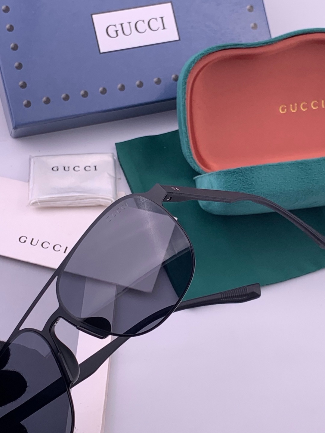 GUCCI 男款炫彩飞行员偏光太阳镜 ❤️材质：高清尼龙加厚卡槽高清偏光镜片 🌹无边框镜架💕颜👍型号：G