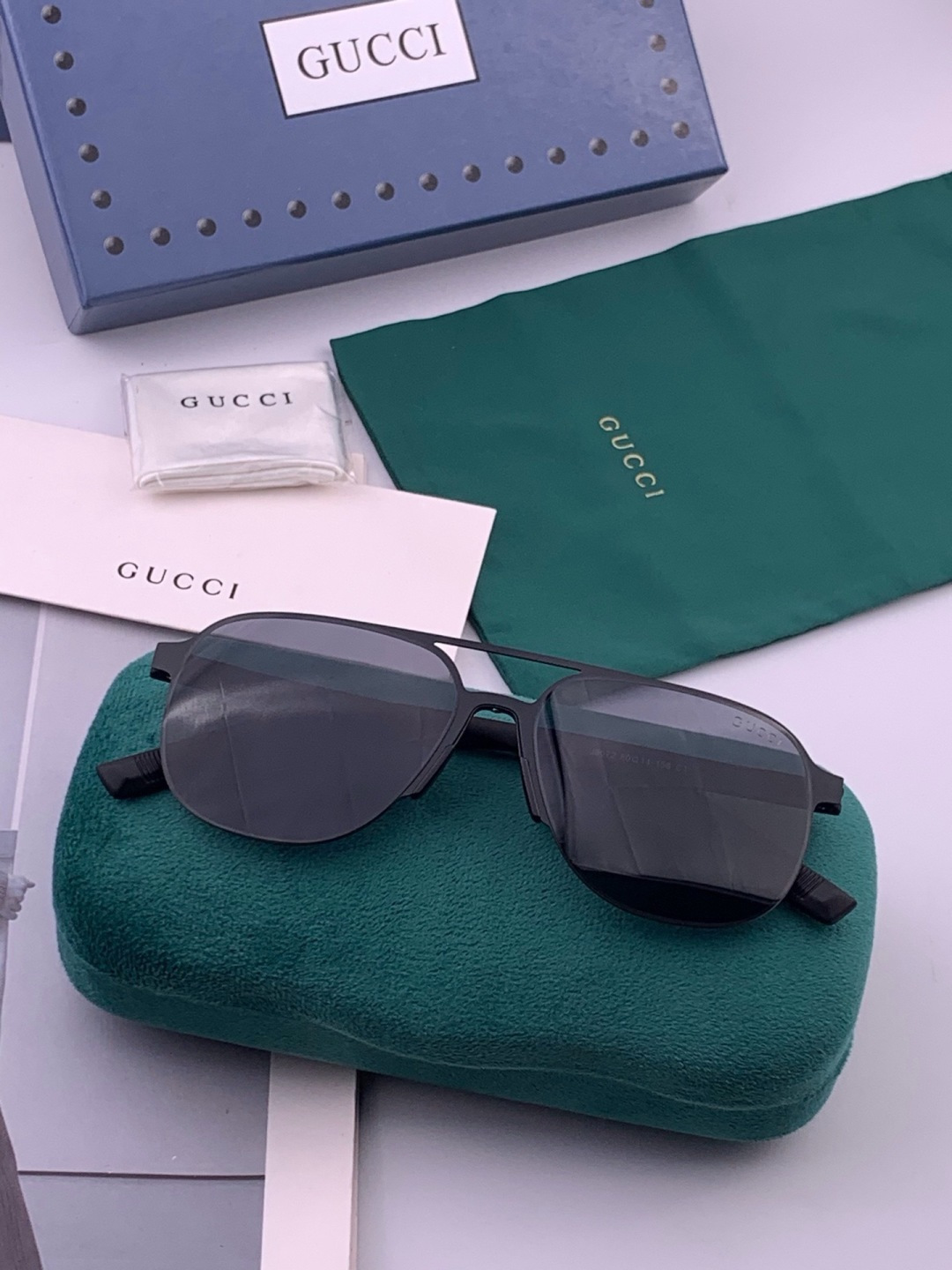 GUCCI 男款炫彩飞行员偏光太阳镜 ❤️材质：高清尼龙加厚卡槽高清偏光镜片 🌹无边框镜架💕颜👍型号：G