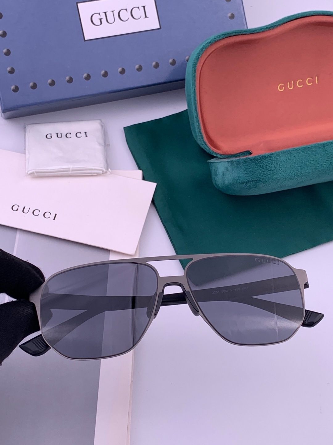GUCCI 男款炫彩飞行员偏光太阳镜 ❤️材质：高清尼龙加厚卡槽高清偏光镜片 🌹无边框镜架💕颜👍型号：G