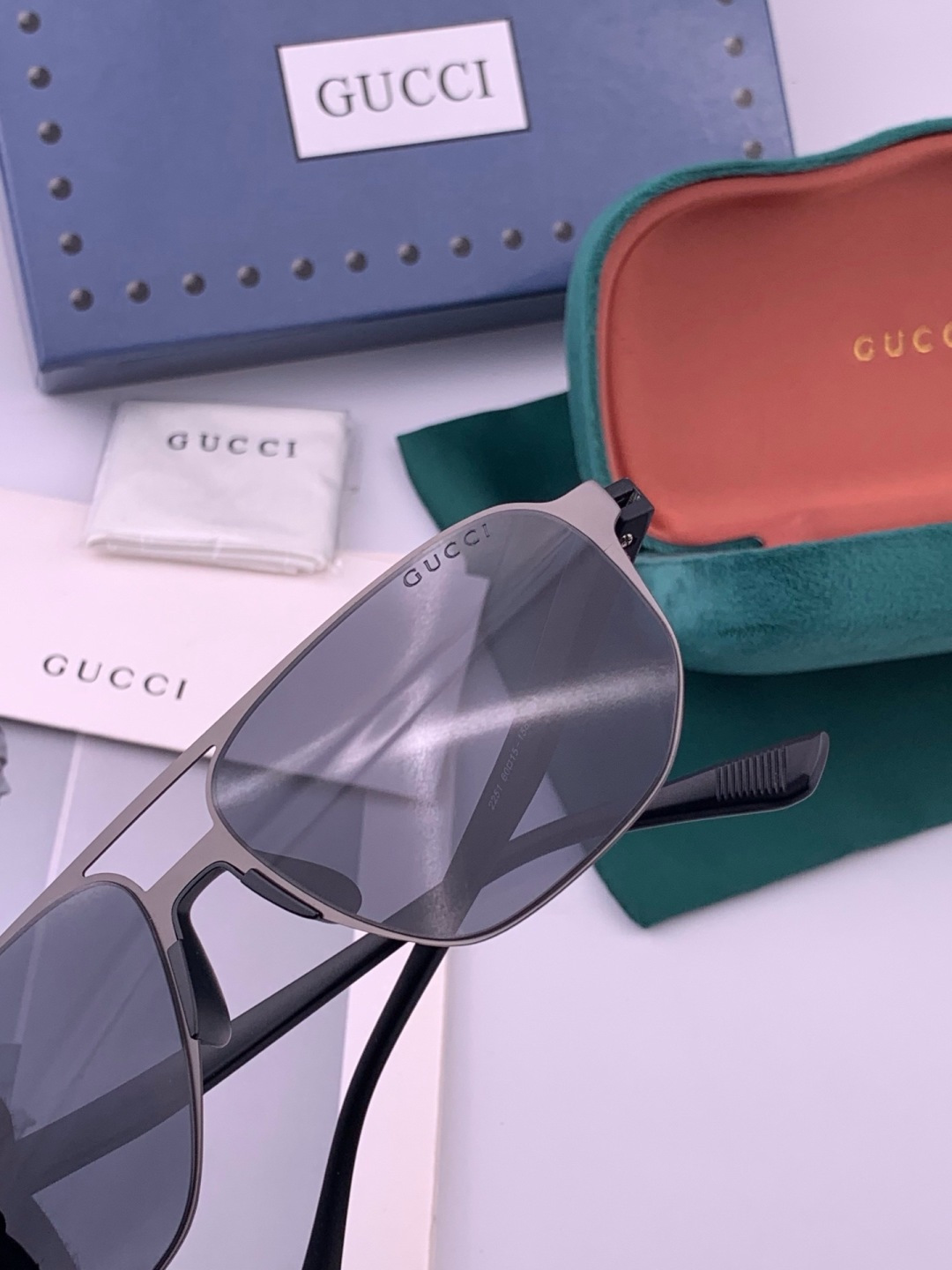 GUCCI 男款炫彩飞行员偏光太阳镜 ❤️材质：高清尼龙加厚卡槽高清偏光镜片 🌹无边框镜架💕颜👍型号：G