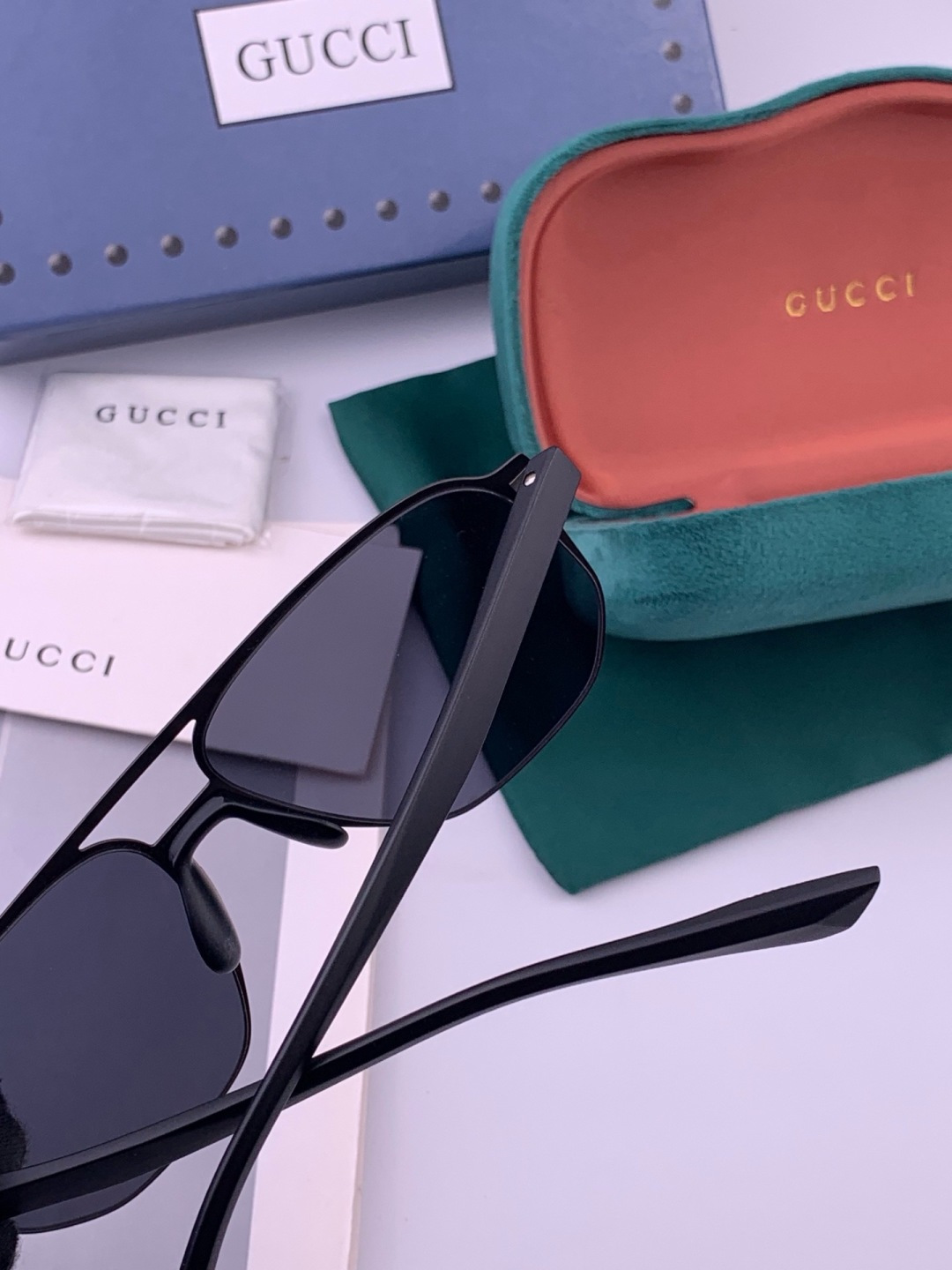 GUCCI 男款炫彩飞行员偏光太阳镜 ❤️材质：高清尼龙加厚卡槽高清偏光镜片 🌹无边框镜架💕颜👍型号：G