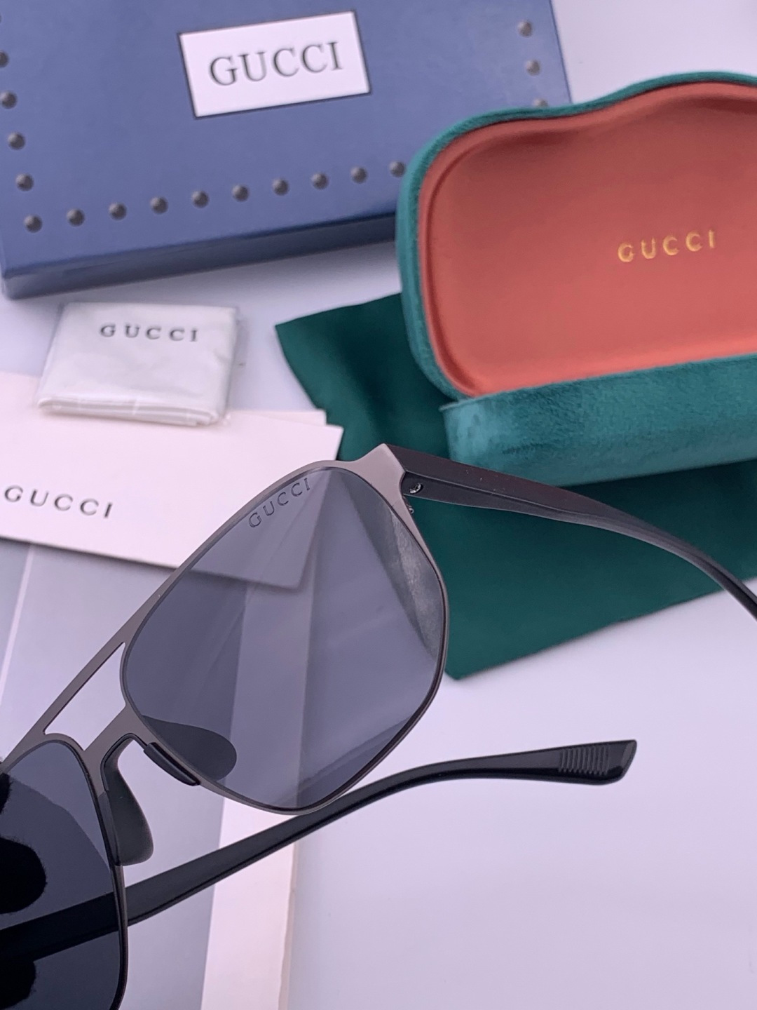 GUCCI 男款炫彩飞行员偏光太阳镜 ❤️材质：高清尼龙加厚卡槽高清偏光镜片 🌹无边框镜架💕颜👍型号：G