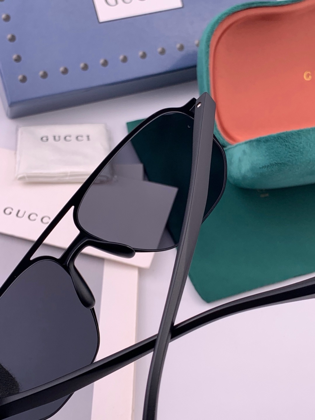 GUCCI 男款炫彩飞行员偏光太阳镜 ❤️材质：高清尼龙加厚卡槽高清偏光镜片 🌹无边框镜架💕颜👍型号：G