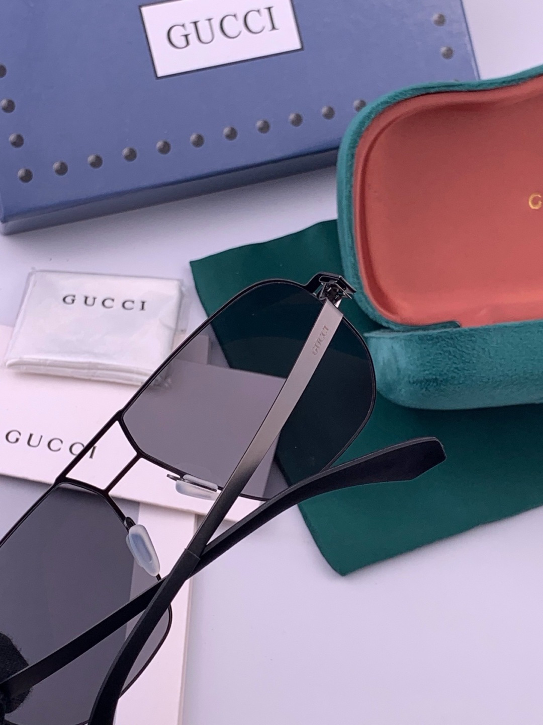 Gucci 春夏新款超轻无螺丝压不坏系列情侣款太阳镜高清尼龙镜片🦅完美品质，适合各种脸型，经典太阳镜亮相