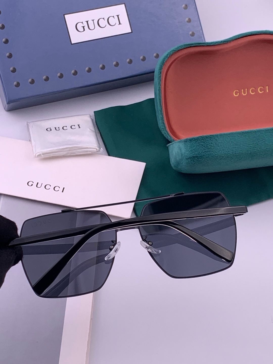 Gucci 男款炫彩飞行员偏光太阳镜 ❤️材质：高清尼龙加厚卡槽高清偏光镜片 🌹无边框镜架💕颜👍型号：G