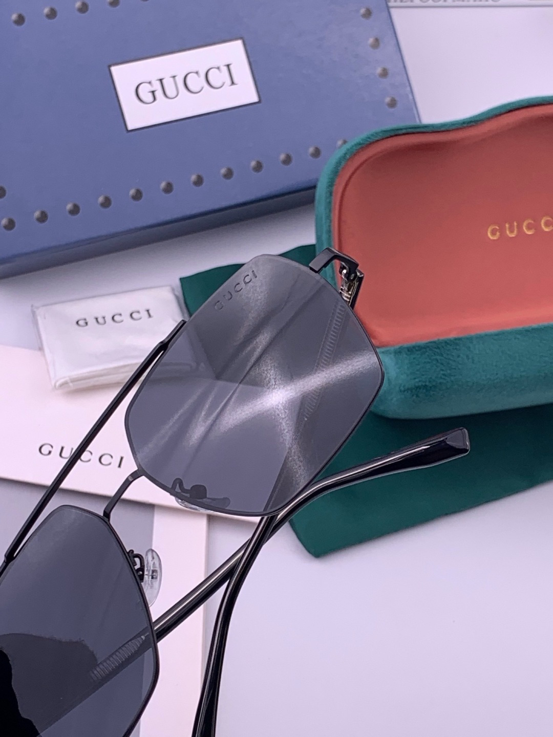 Gucci 男款炫彩飞行员偏光太阳镜 ❤️材质：高清尼龙加厚卡槽高清偏光镜片 🌹无边框镜架💕颜👍型号：G