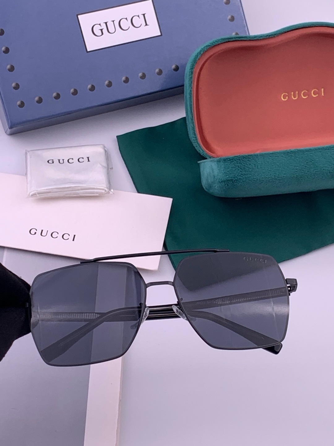Gucci 男款炫彩飞行员偏光太阳镜 ❤️材质：高清尼龙加厚卡槽高清偏光镜片 🌹无边框镜架💕颜👍型号：G