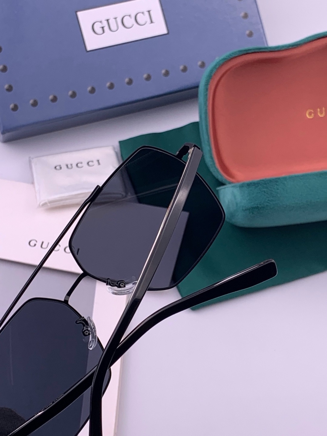 Gucci 男款炫彩飞行员偏光太阳镜 ❤️材质：高清尼龙加厚卡槽高清偏光镜片 🌹无边框镜架💕颜👍型号：G