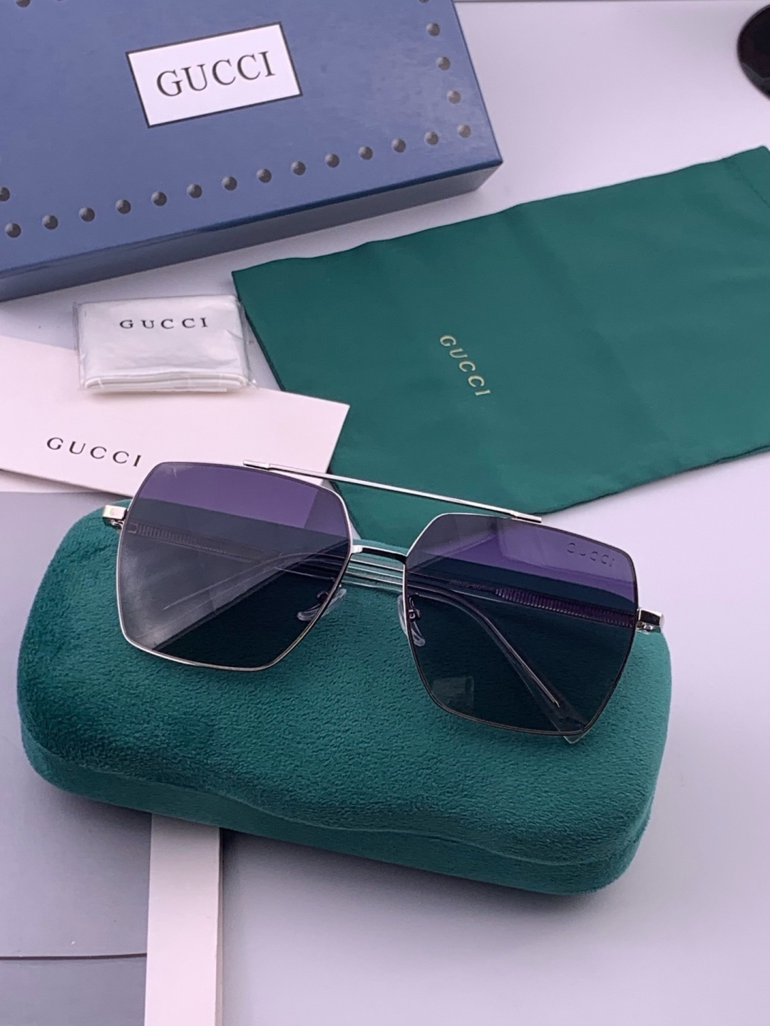Gucci 男款炫彩飞行员偏光太阳镜 ❤️材质：高清尼龙加厚卡槽高清偏光镜片 🌹无边框镜架💕颜👍型号：G