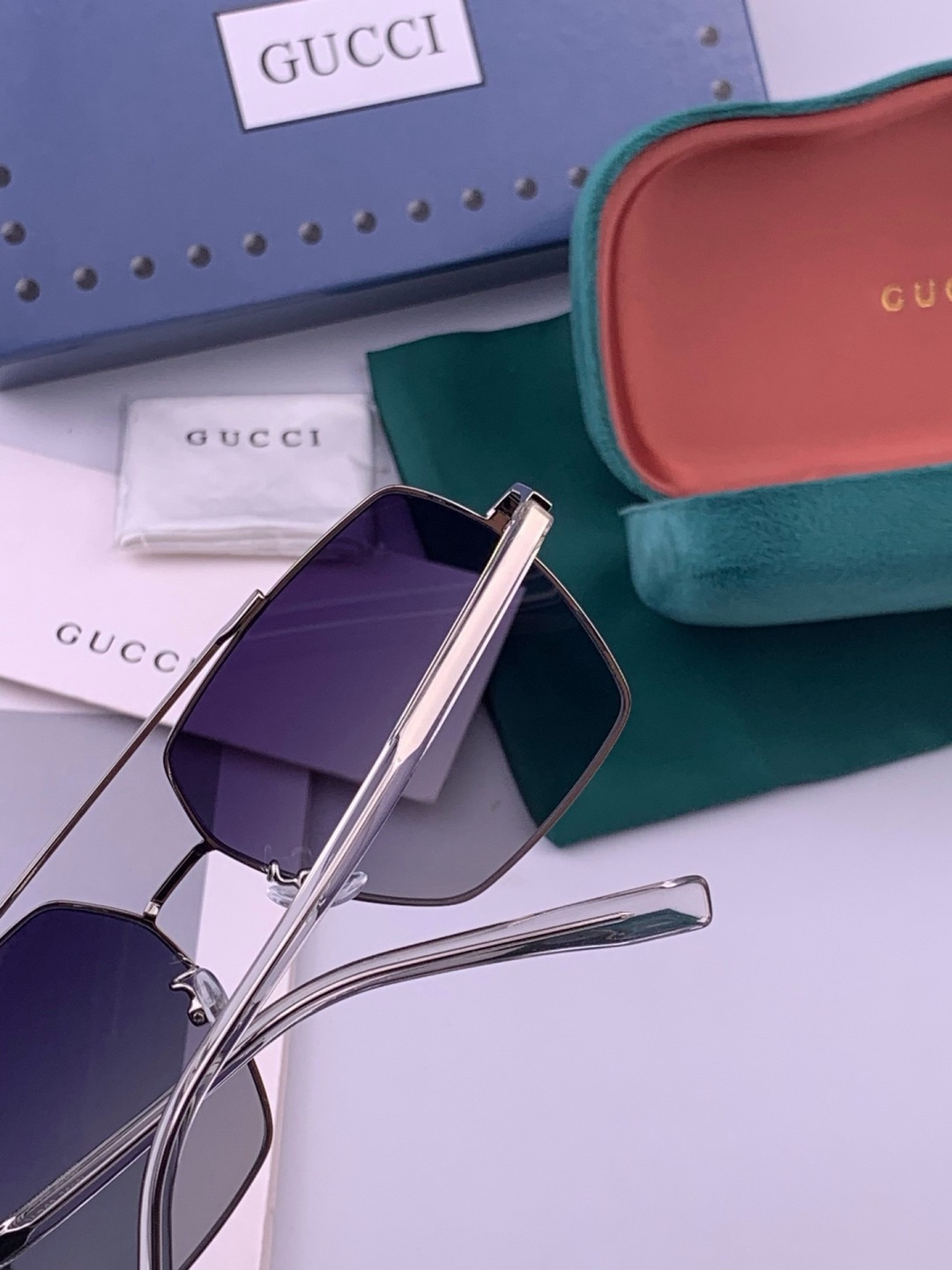 Gucci 男款炫彩飞行员偏光太阳镜 ❤️材质：高清尼龙加厚卡槽高清偏光镜片 🌹无边框镜架💕颜👍型号：G
