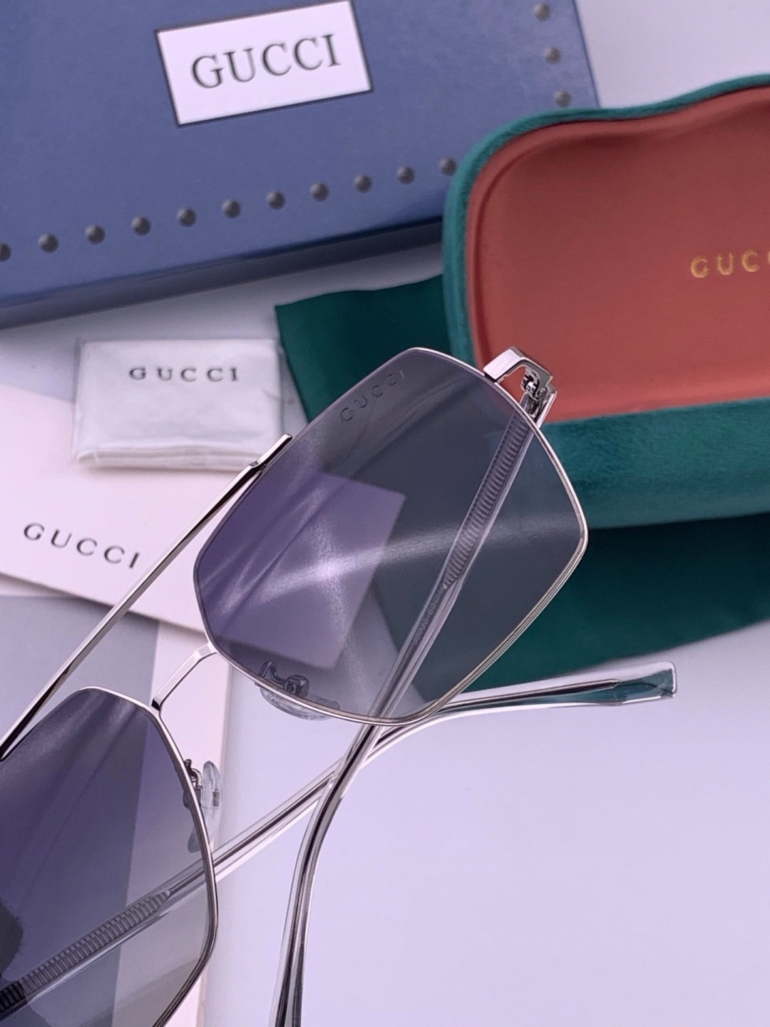 Gucci 男款炫彩飞行员偏光太阳镜 ❤️材质：高清尼龙加厚卡槽高清偏光镜片 🌹无边框镜架💕颜👍型号：G