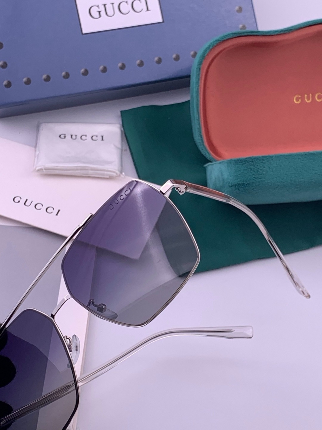 Gucci 男款炫彩飞行员偏光太阳镜 ❤️材质：高清尼龙加厚卡槽高清偏光镜片 🌹无边框镜架💕颜👍型号：G