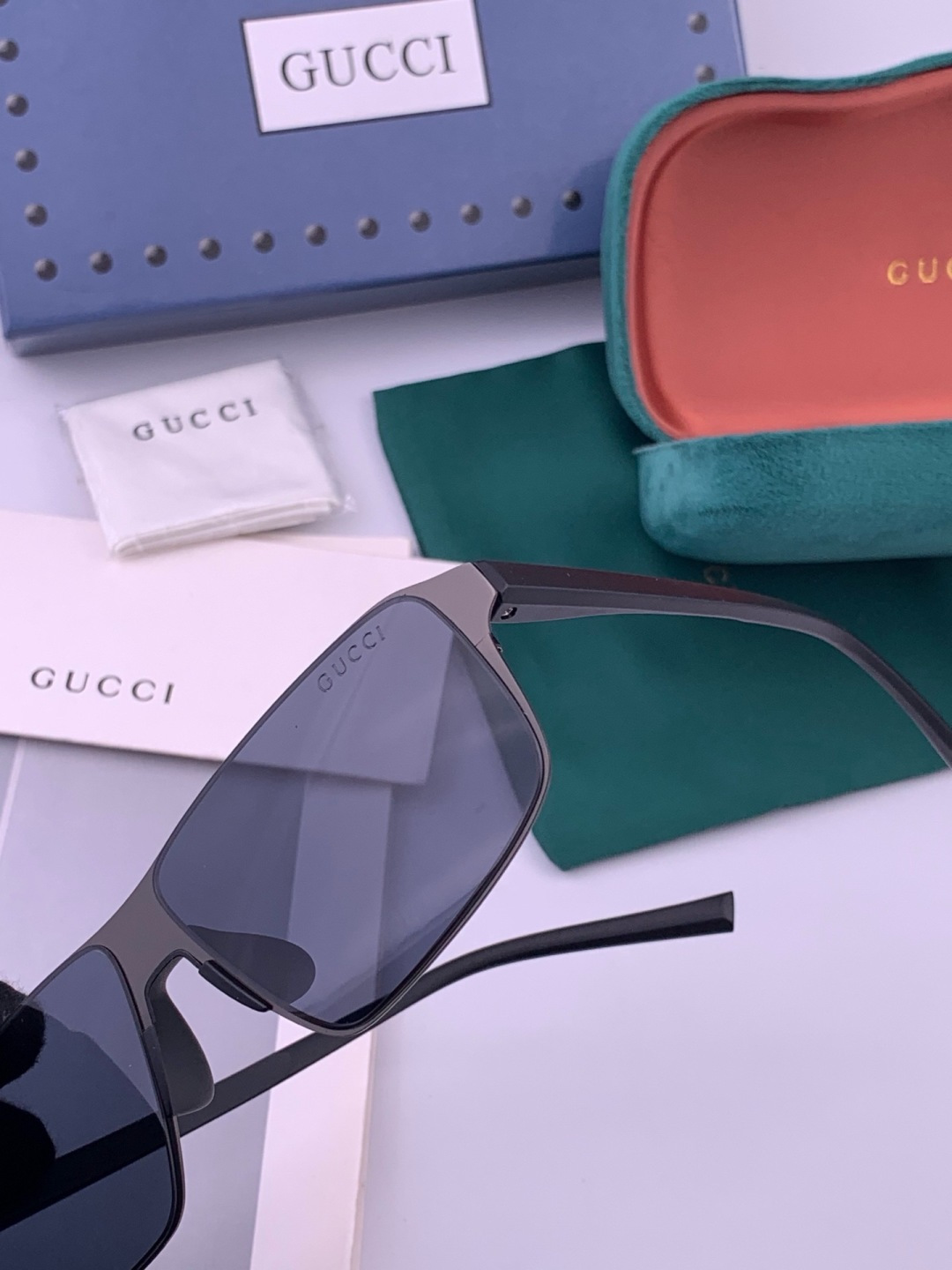 GUCCI 男款炫彩飞行员偏光太阳镜 ❤️材质：高清尼龙加厚卡槽高清偏光镜片 🌹无边框镜架💕颜👍型号：G