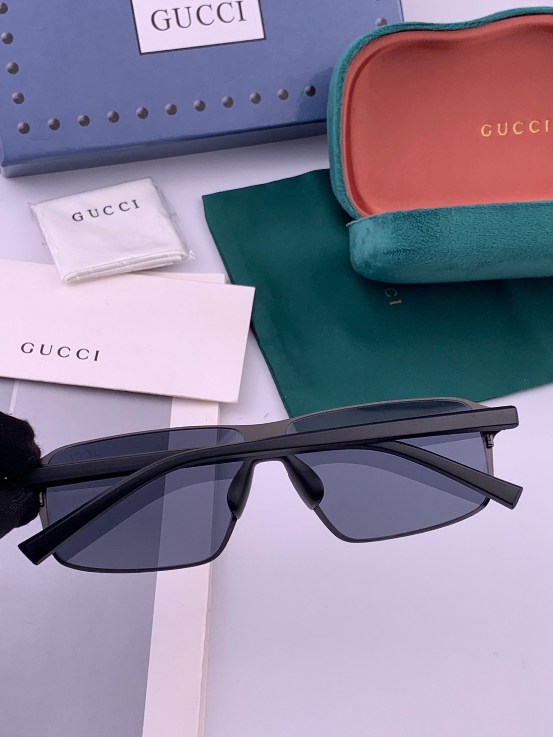 GUCCI 男款炫彩飞行员偏光太阳镜 ❤️材质：高清尼龙加厚卡槽高清偏光镜片 🌹无边框镜架💕颜👍型号：G