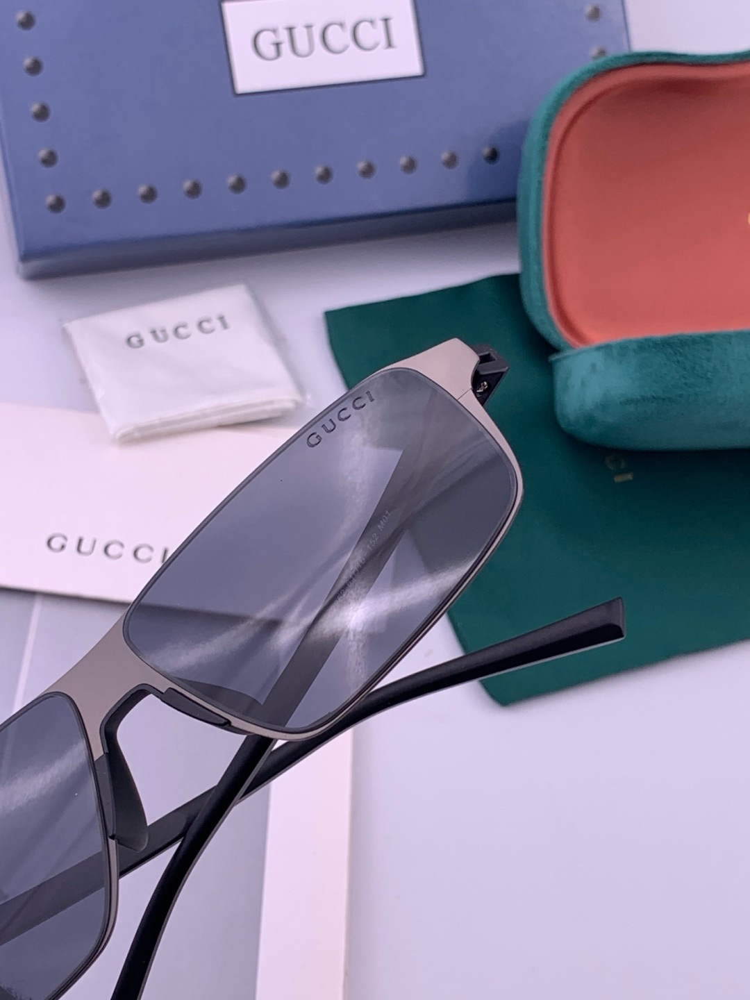GUCCI 男款炫彩飞行员偏光太阳镜 ❤️材质：高清尼龙加厚卡槽高清偏光镜片 🌹无边框镜架💕颜👍型号：G