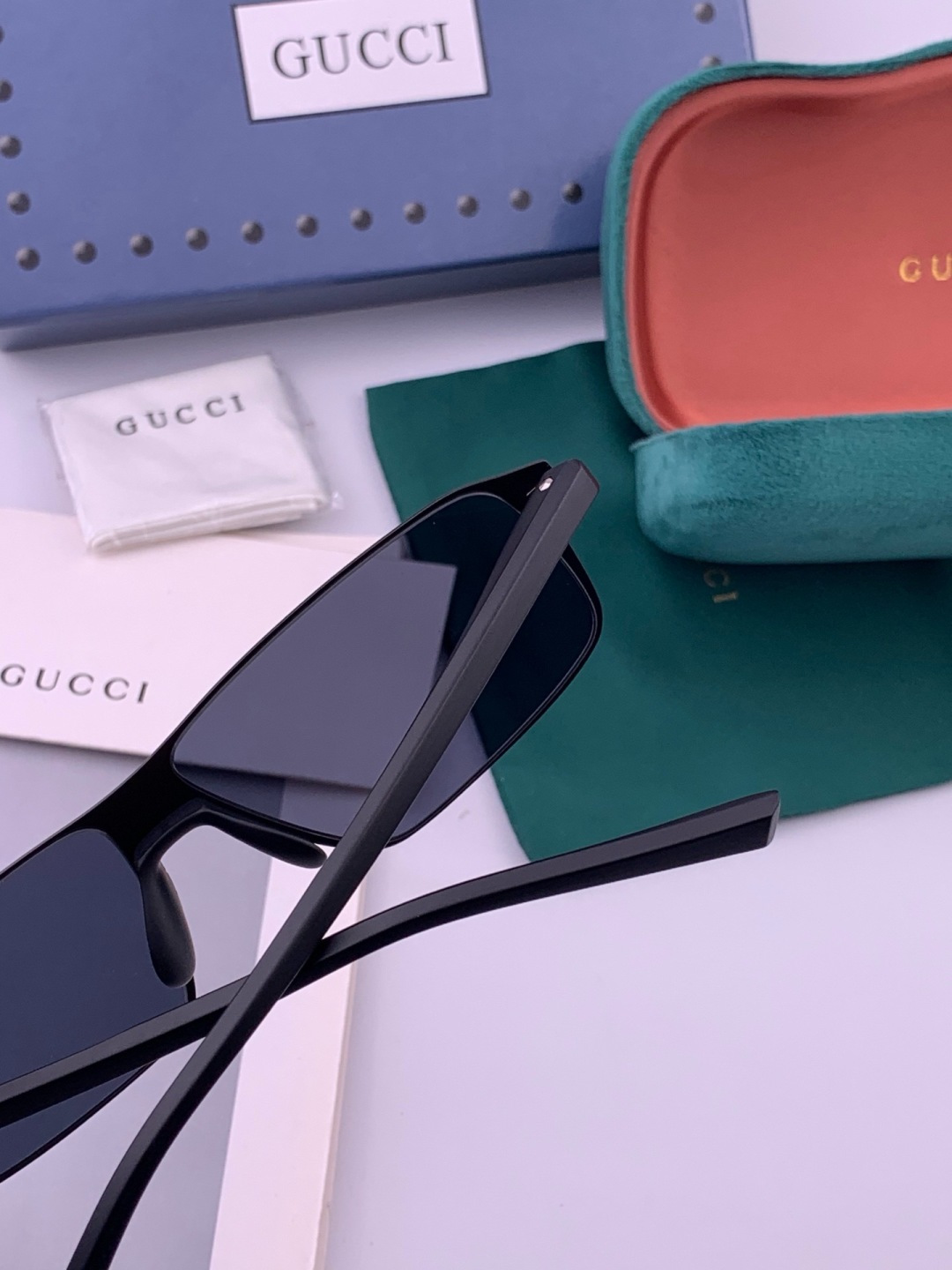 GUCCI 男款炫彩飞行员偏光太阳镜 ❤️材质：高清尼龙加厚卡槽高清偏光镜片 🌹无边框镜架💕颜👍型号：G