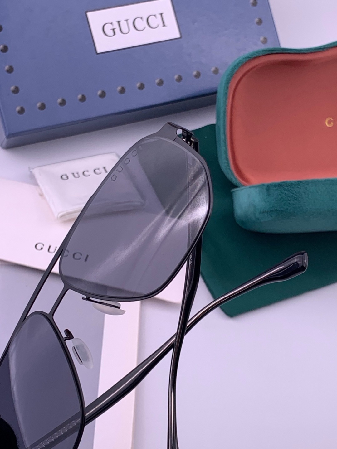 GUCCI 男款炫彩飞行员偏光太阳镜 ❤️材质：高清尼龙加厚卡槽高清偏光镜片 🌹无边框镜架💕颜👍型号：G