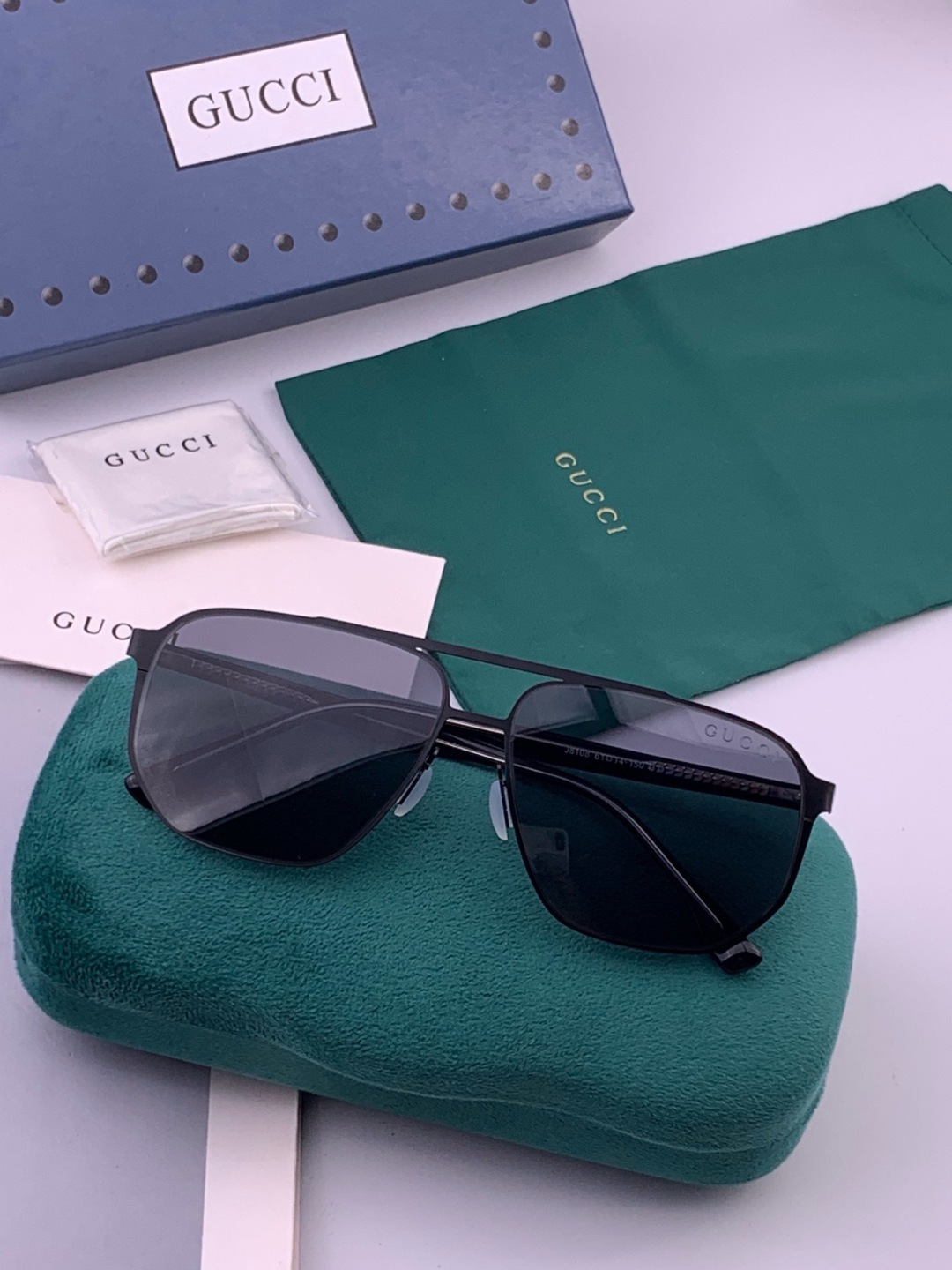 GUCCI 男款炫彩飞行员偏光太阳镜 ❤️材质：高清尼龙加厚卡槽高清偏光镜片 🌹无边框镜架💕颜👍型号：G