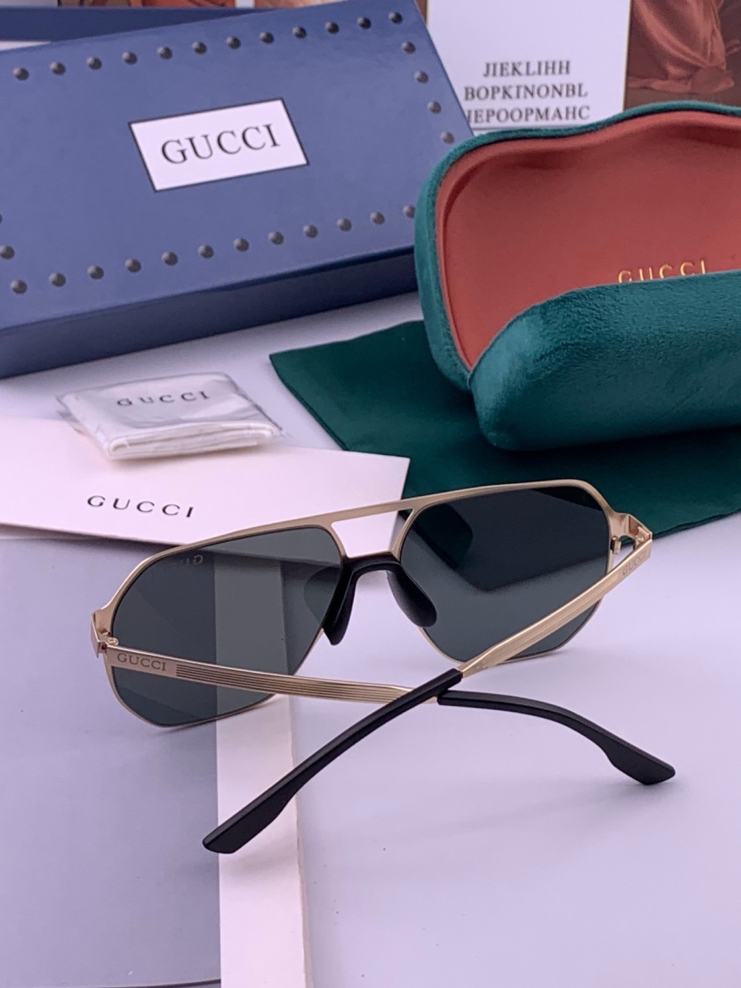 GUCCI 男款炫彩飞行员偏光太阳镜 ❤️材质：高清尼龙加厚卡槽高清偏光镜片 🌹无边框镜架💕颜👍型号：G