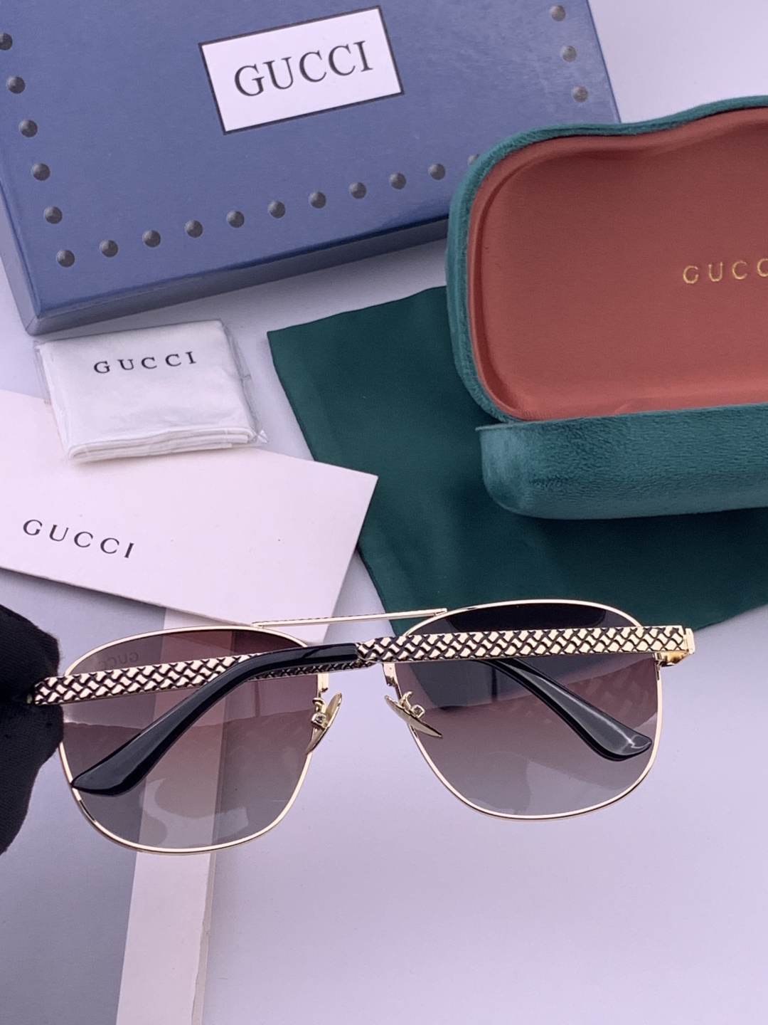 Gucci 。  高品质男女款墨镜   👍 进口宝丽来偏光镜片  。蛤蟆镜 开车钓鱼都可 。百搭显瘦墨镜