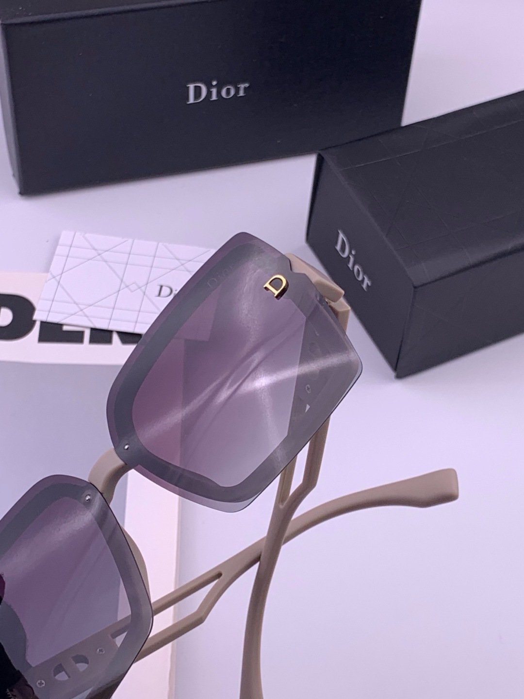 🔺 【DIOR-迪奥】开春新款 潮流爆款 时尚方框偏光太阳镜 高品质 佩戴舒适 网红潮款墨镜 型号：D2