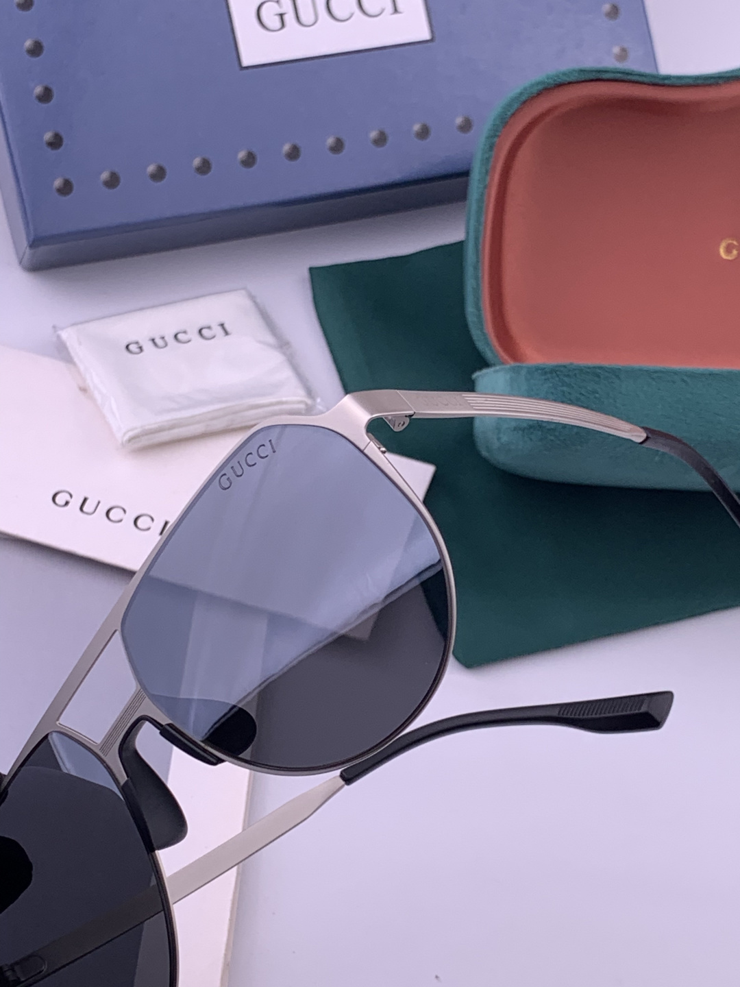 GUCCI 男款炫彩飞行员偏光太阳镜 ❤️材质：高清尼龙加厚卡槽高清偏光镜片 🌹无边框镜架💕颜👍型号：G