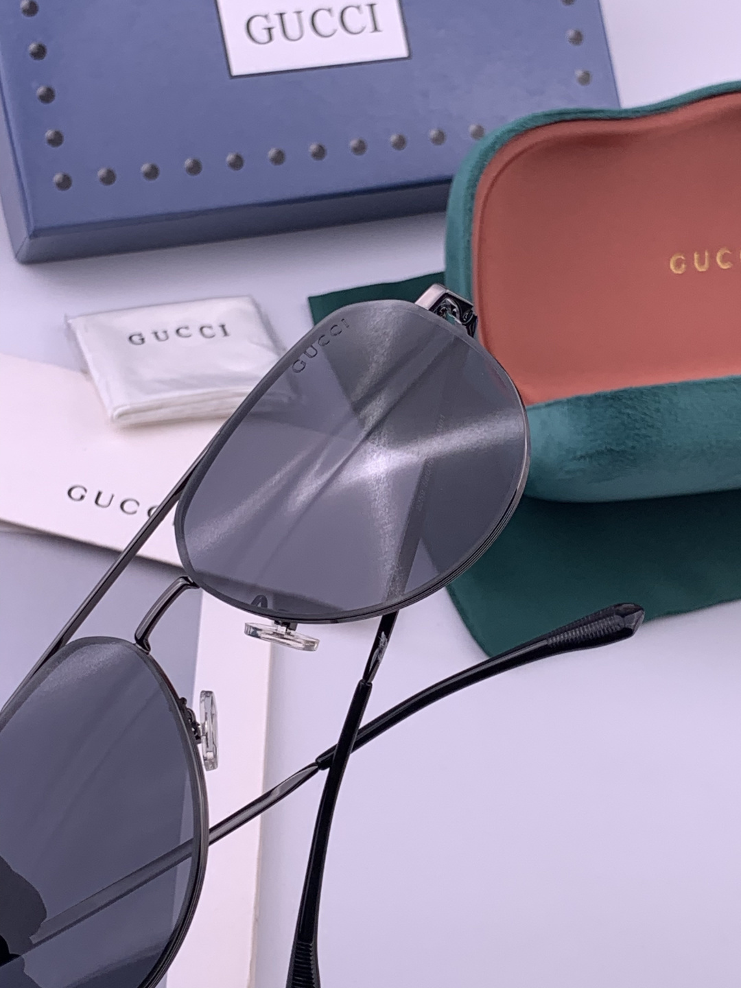 GUCCI 男款炫彩飞行员偏光太阳镜 ❤️材质：高清尼龙加厚卡槽高清偏光镜片 🌹无边框镜架💕颜👍型号：G