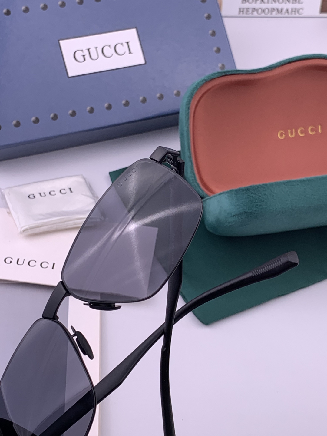 GUCCI 男款炫彩飞行员偏光太阳镜 ❤️材质：高清尼龙加厚卡槽高清偏光镜片 🌹无边框镜架💕颜👍型号：G