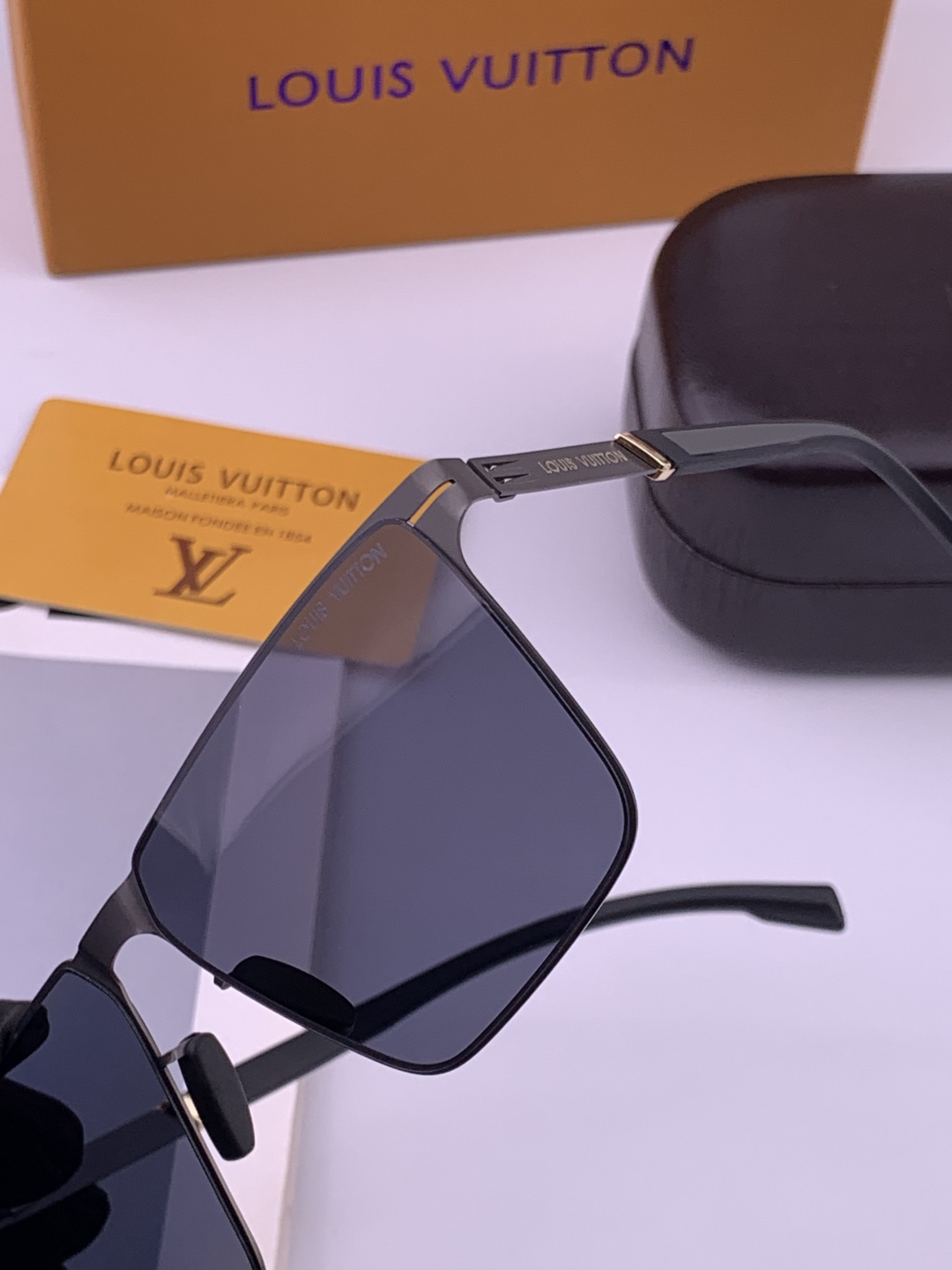 ♦️LV 新款男女情侣款太阳镜多边形墨镜iP电镀永不褪色 超轻超有弹性整幅眼镜无螺丝重要的是压不坏 高清