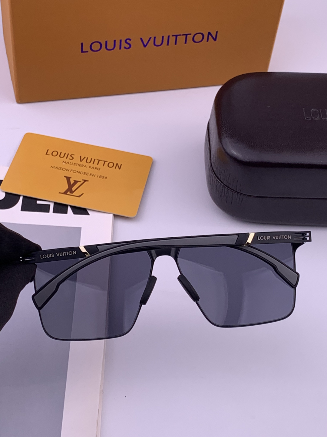 ♦️LV 新款男女情侣款太阳镜多边形墨镜iP电镀永不褪色 超轻超有弹性整幅眼镜无螺丝重要的是压不坏 高清