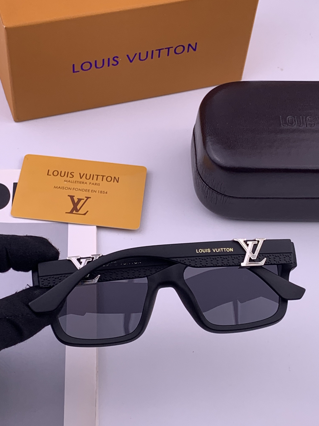 LV 开春新款  潮流爆款 时尚方框太阳镜 高品质 佩戴舒适 网红潮款墨镜 型号 L3551