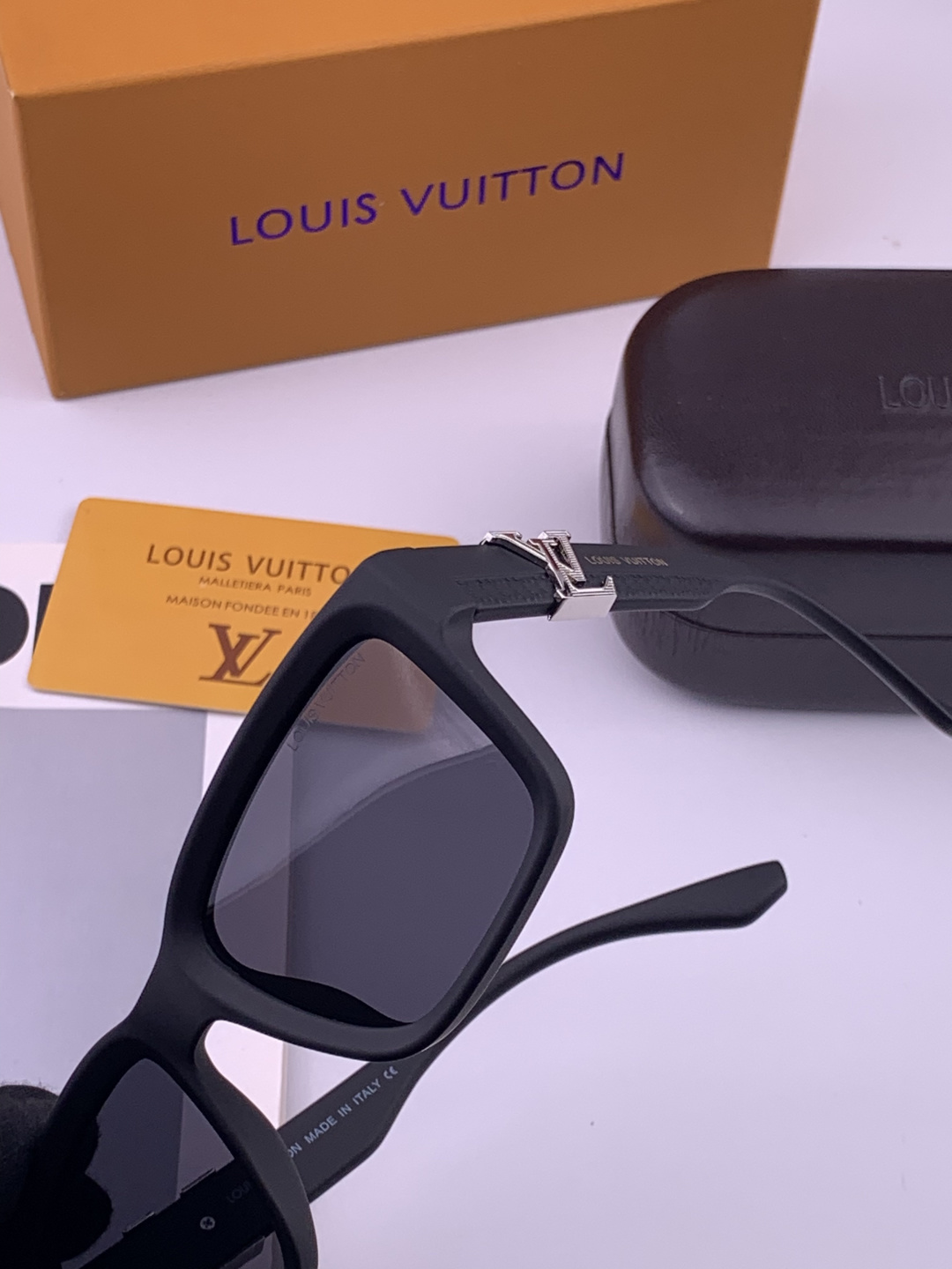 LV 开春新款  潮流爆款 时尚方框太阳镜 高品质 佩戴舒适 网红潮款墨镜 型号 L3551