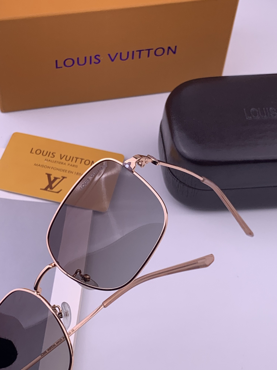 LV 。  高品质男女款墨镜   👍 进口宝丽来偏光镜片  。蛤蟆镜 开车钓鱼都可 。百搭显瘦墨镜韩版男